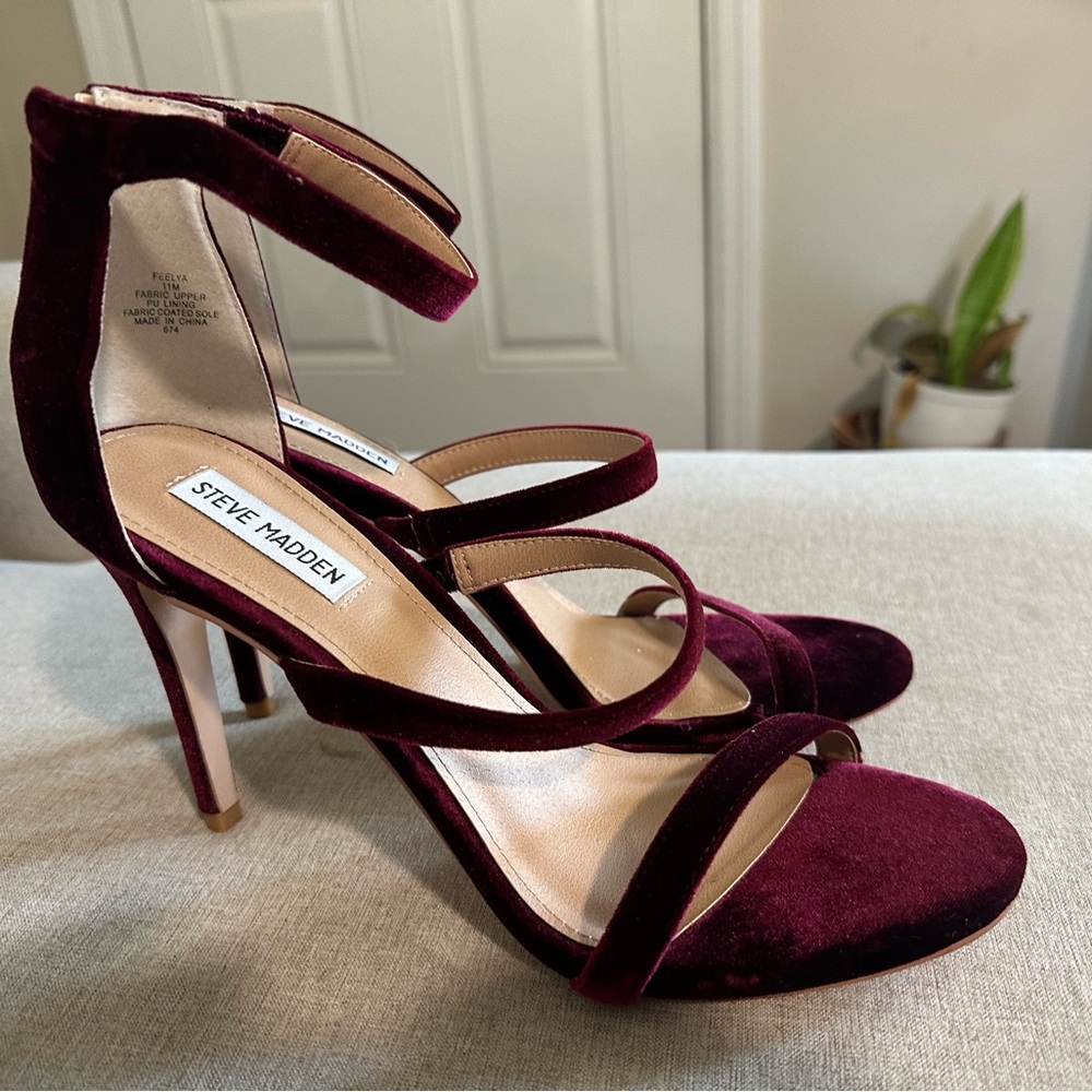 STEVE MADDEN Red Velvet/Burgundy Suede Stiletto Heels Size 11 (ALMOST NEW!)